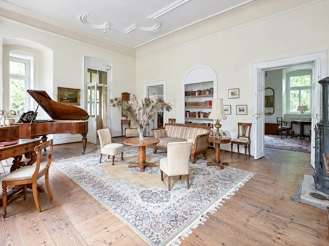 Salon avec piano à queue et fauteuils. Après retouche.