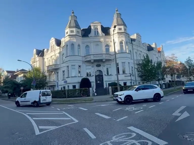 Bâtiment historique à l'angle d'un carrefour. Avant retouche.