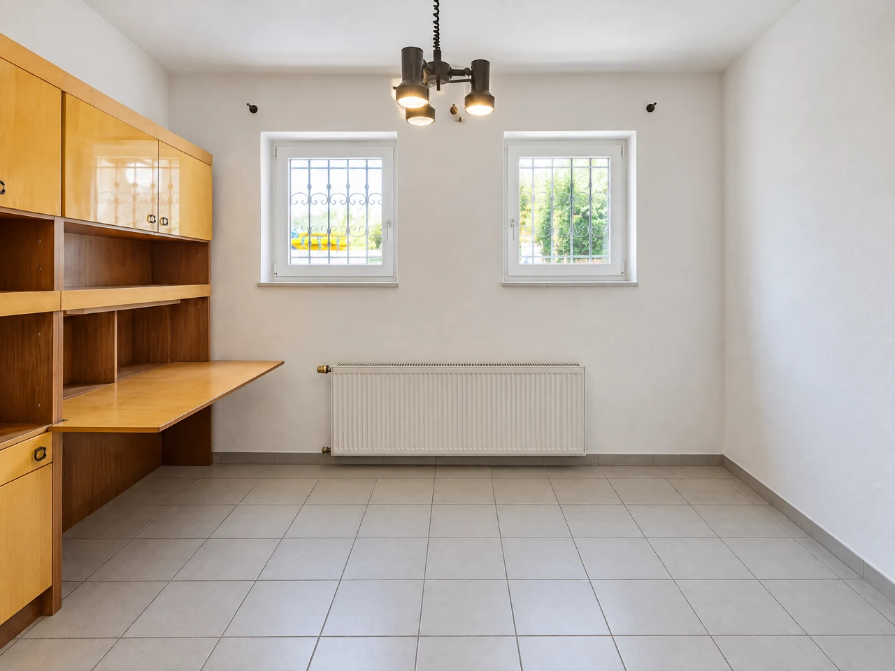Pièce avec meubles muraux et table à manger. Après retouche.