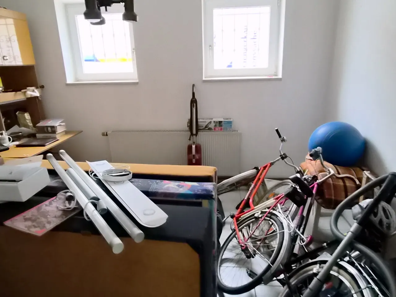 Pièce avec meubles muraux et table à manger. Avant retouche.