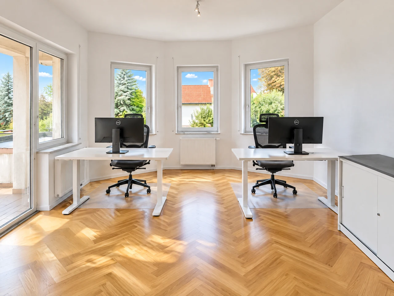 Bureau avec deux postes près de la fenêtre. Après retouche.
