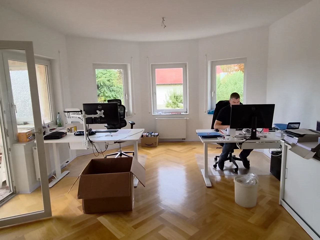 Bureau avec deux postes près de la fenêtre. Avant retouche.