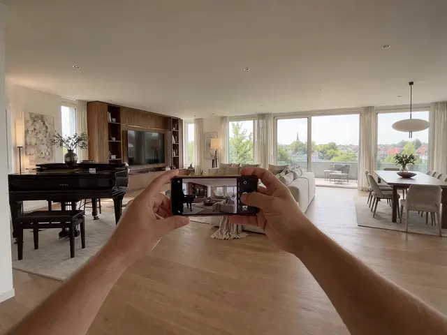 Une visite au téléphone d'un penthouse à Munich, filmée en mode paysage.