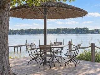 Terrasse au bord d'un lac avec table et chaises